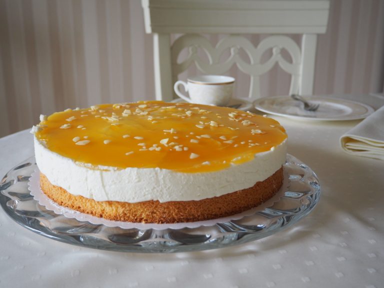 Käsesahnetorte mit Maracuja-Fruchtspiegel • Cucina Christina