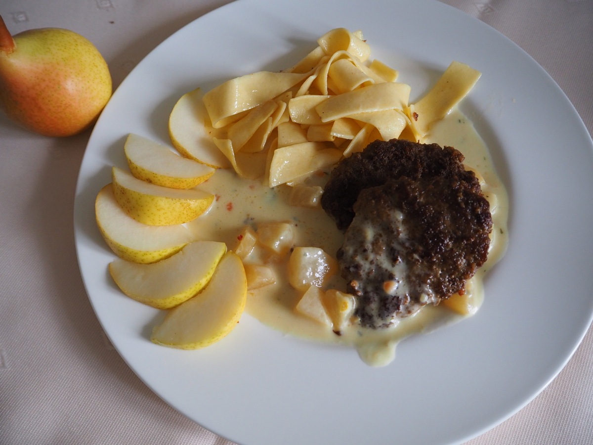 Beefsteak an Roquefort-Birnensauce mit Preiselbeeren • Cucina Christina