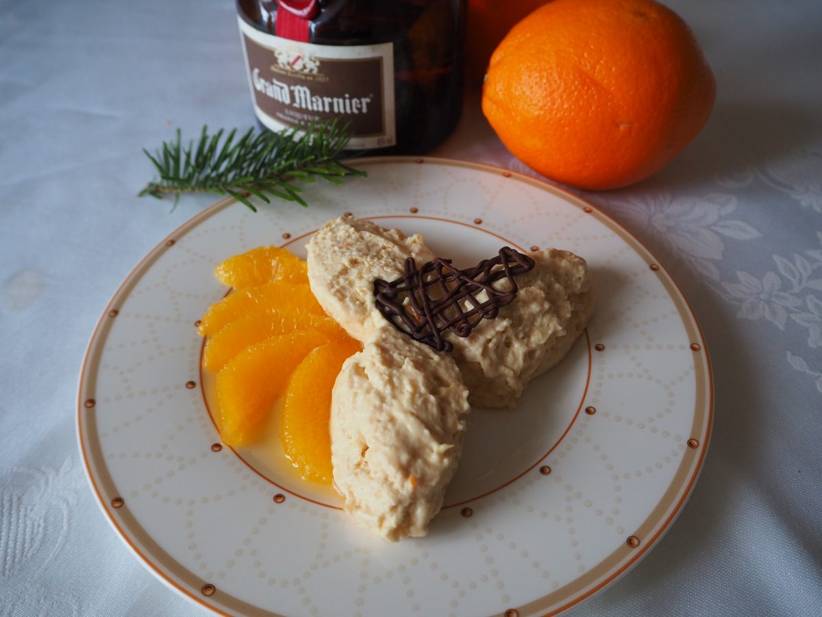 Orangenmousse mit marinierten Grand Marnier-Orangenfilets • Cucina ...