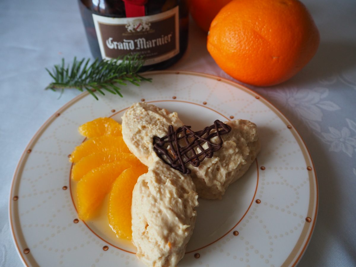 Orangenmousse mit marinierten Grand Marnier-Orangenfilets • Cucina ...